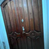 درب  آپارتمان چوبی تمام چوب( گردویی) با قفل و  کم