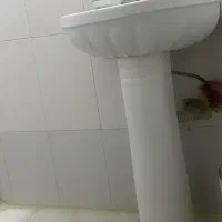 روشویی پایه دار سالم و تمیز