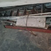 تعدادی ابزار بنایی از قبیل نردبان و بشکه و بیل