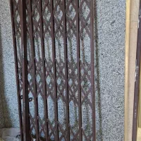 حفاظ اکاردئونی و درب چوبی و چارچوب اهنی