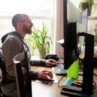 برنامه نویس هستم و طراح سایت اختصاصی و سایت وردپرس