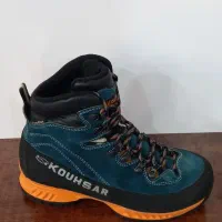 کفش کوهنوردی. طبیعت گردی. شهری زمستانه