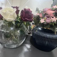 گلدان همراه گل های زیبا