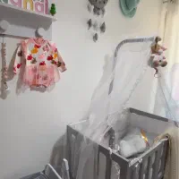 تخت کنار مادر