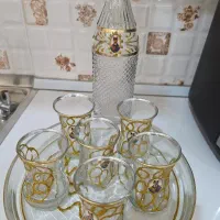 استکان کمر باریک و سینی و بطری آب