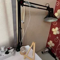 چراغ رومیزی برای مطالعه و ناخن کاری