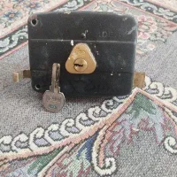 قفل حیاطی با کلید قدیمی