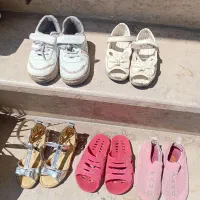 چندجفت کفش بچه گانه و یک روروک