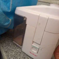 ابمیوه گیری میز تعدادی وسایل اشپزخانه