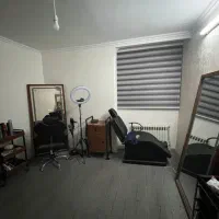 ۲اینه و ۲ترولی و ۲صندلی ارایشگاه