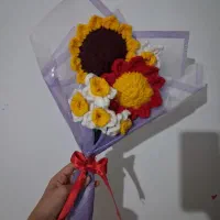 دسته گل بافتنی و آویز گلی