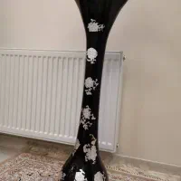 گلدان مشکی شیشه ای با گل های برجسته