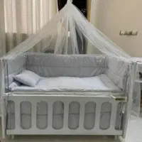 تخت کنار مادر