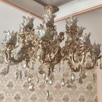 لوستر برنجی ۱۶ شعله شاه عباسی و کنار سالنی فرشته