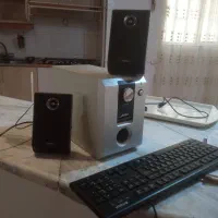 اسپیکر و کیبورد کامپیوتر