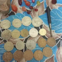 چند عدد سکه ومهره عقیق وجاسبر