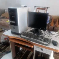 کامپیوتر و میز کامپیوتر و اسپیکر