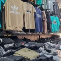 فروشنده مرد با تجربه فروشندگی پوشاک