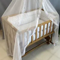 تخت کنار مادر