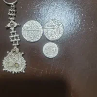 سه عدد سکه و یک گوشواره دوره نادرشاه افشار