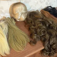 تعدادی موی متری و کلیپس مو