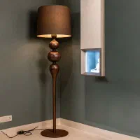 آباژور ایستاده چوبی با طراحی مجسمه ای مدرن 007