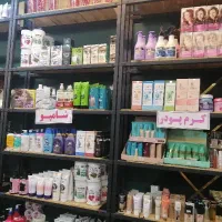 فروشنده آرایشی وبهداشتی و صندوقدار