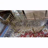 یک سری وسایل فروخته میشوند