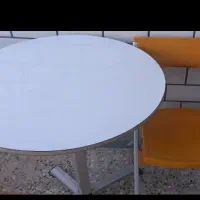 میز  و ۳ عدد صندلی