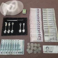 مقداری اشیا آنتیک خارجی و اسکناس و سکه