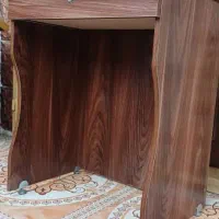 میز تحریر چوبی بارنگ قهواای در حد نو