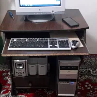 کامپیوتر به همراه میز
