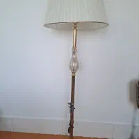 آباژور ایستاده