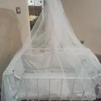 تخت کنار مادر گهواره