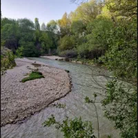 اجاره-باغ-با-4-سکو-کنار-روخانه-و-چشمه-اب