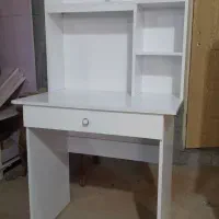 میز تحریر کتابخانه دار و چراغ دار