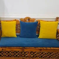 نیمکت سنتی همراه تشک و کوسن