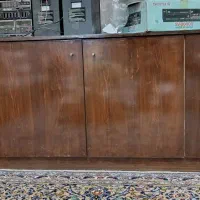 یک کنسول قدیمی با چوب گردو