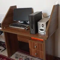 میز تحریر اداری و مانیتور ال جی صفحه تخت قدیمی