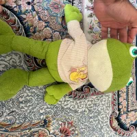 تعدادی عروسک به فروش می رسد.