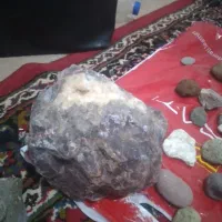این سنگ‌ها بعضیاشون با ربا می‌چسبند