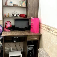 میز کامپیوتر شیک و تمیز