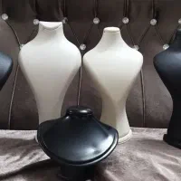 تعدادی استند گردن بند و گوشواره جنس چرمی