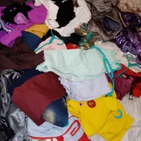 تعدادی لباس به علت جمع شدن مغازه