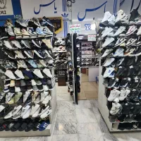 فروشنده کتونی