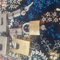 تعدادی قفل برنجی و کتابی
