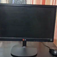 میز کامپیوتر با کامپیوتر
