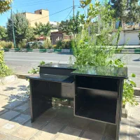 یک‌  عدد میز چوبی کاملا سالم