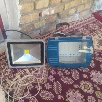 دوعدد چراغ نور افکن یکی صد وات واون یکی پنجاه است