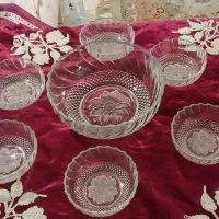 تعدادی ظرف کریستال